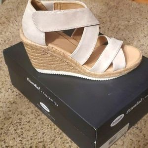 NEW IN BOX DR SCHOLLS 7.5 WEDGE SANDALS